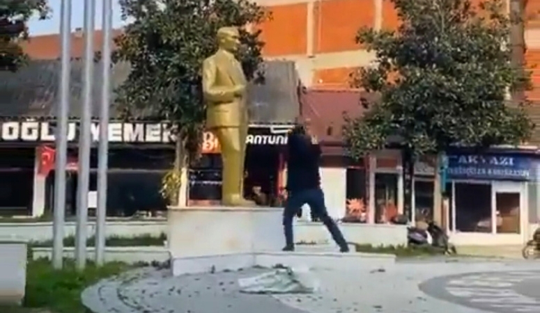 Akyazı'da Atatürk büstüne saldıran vatandaş.
(Polis tarafından hastaneye yatırıldı)