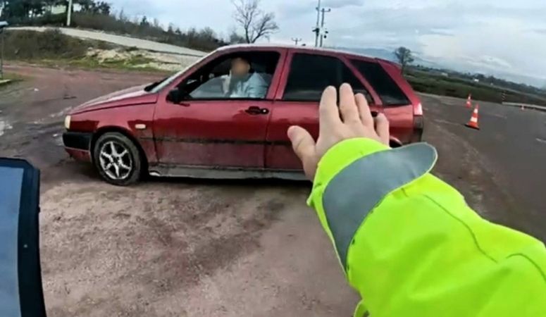 Adapazarı’nda Jandarma Denetiminde İlginç Olay Sakarya’nın Adapazarı ilçesi Bağlar Mahallesi’nde jandarma trafik ekiplerinin rutin yol