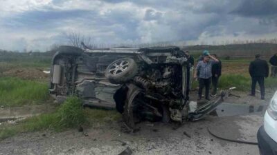 Sakarya’nın Adapazarı ilçesinde meydana gelen trafik kazasında bir otomobil kontrolden