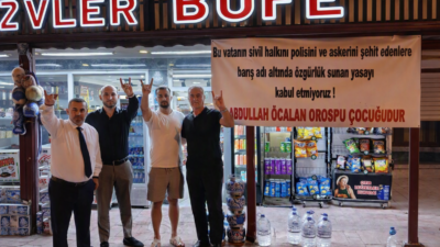 Esnafın Öcalan ve Çerçeve Yasası Protestosuna Zafer Partisi İl Başkanlığından Destek Sakarya’nın Adapazarı ilçesi 32 Evler bölgesinde bir esnaf, işletmesinin önüne