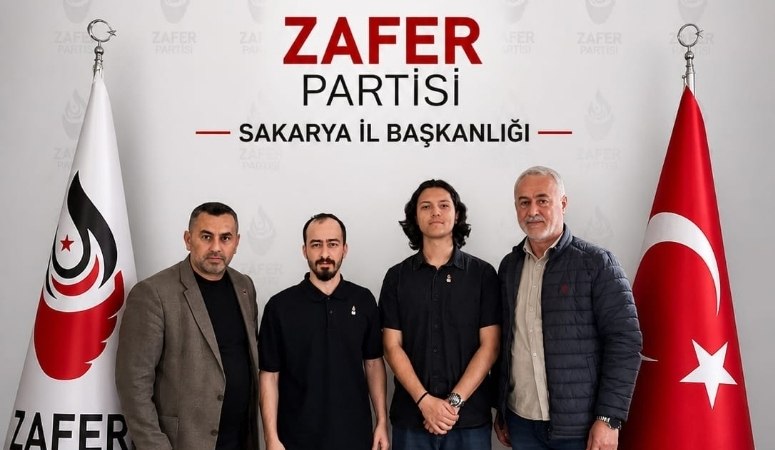 Parti bünyesine katılan genç üyeler,