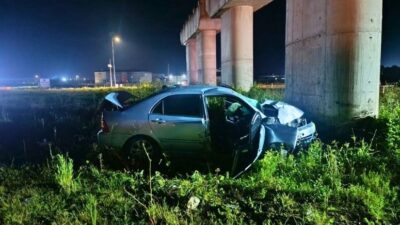 Karasu’da Otomobil Köprü Ayağına Çarptı: 2 Yaralı Olay, Karasu Liman Kavşağı Adapazarı istikametinde gerçekleşti. Edinilen bilgilere göre,