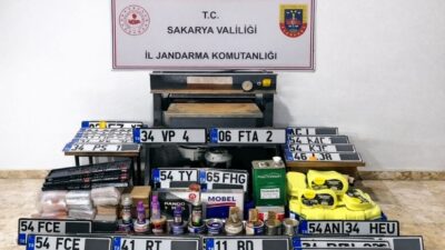 Cumhuriyet Başsavcılığı koordinesinde gerçekleştirilen baskınlarda, ikametlerini adeta plaka imalathanesine dönüştüren