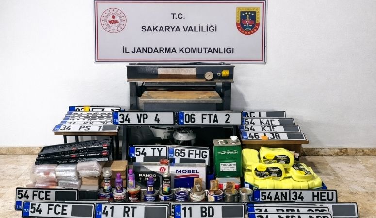 Cumhuriyet Başsavcılığı koordinesinde gerçekleştirilen baskınlarda, ikametlerini adeta plaka imalathanesine dönüştüren
