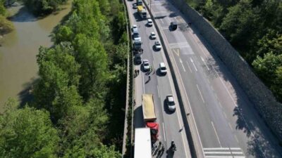 Sakarya’nın Geyve ilçesinde, D-650 kara yolunda iki çekicinin çarpışması sonucu