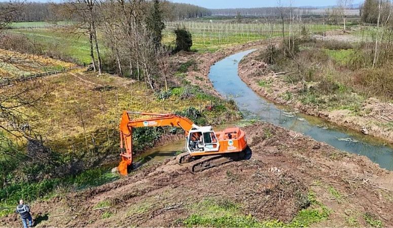 Sakarya’da Tarım Arazilerine “Büyükşehir” Kalkanı: 16 İlçede Kanal Temizliği Seferberliği! Sakarya Büyükşehir Belediyesi, tarımsal üretimde verimliliği artırmak ve çiftçileri ani