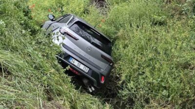 Sapanca’da Su Kanalına Uçan Otomobilde 2 Yaralı Kaza, Uzunkum Mahallesi Sakarya Caddesi üzerinde gerçekleşti. Edinilen bilgilere göre,