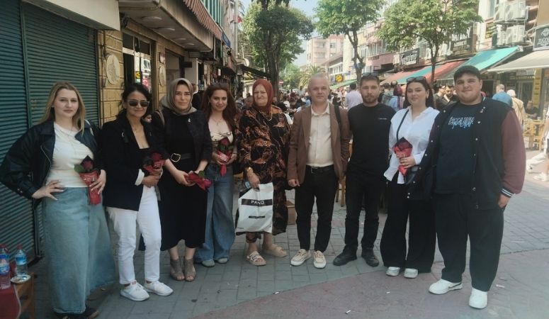 Parti tarafından yapılan açıklamada, “Bir evladı yetiştiren, ailesi için fedakârlık