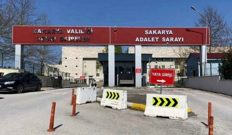 Adapazarında bir tekel bayiinde başlayan husumet, adliye önünde kanlı bitti.
