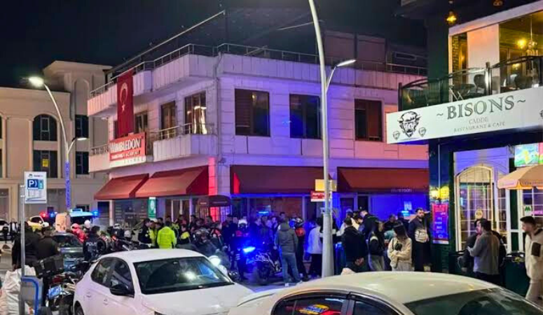 Adapazarı ilçesinde bir kafeye giren şüpheli, önce tabancayla havaya ateş