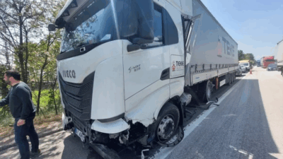 41 AGN 054 plakalı tır, Akyazı geçişi Vakıf Mahallesi mevkisinde