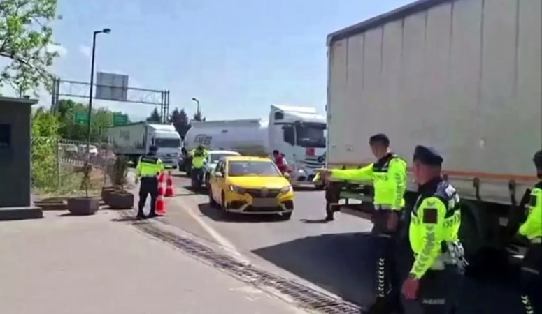 Sakarya'da jandarma ekipleri, ticari taksi ile düzensiz göçmen kaçakçılığı yapan