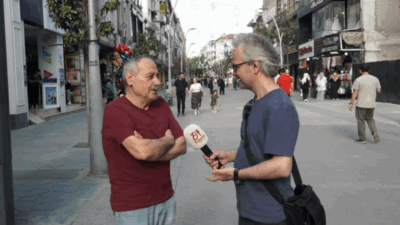 Çark caddesinde bir vatandaşa Sakarya'da 24 yılda yapılan kentsel dönüşleri