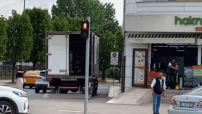 Hakmar marketin mal taşıma kamyonu hafta içi her sabah saat