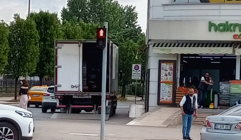 Hakmar marketin mal taşıma kamyonu hafta içi her sabah saat