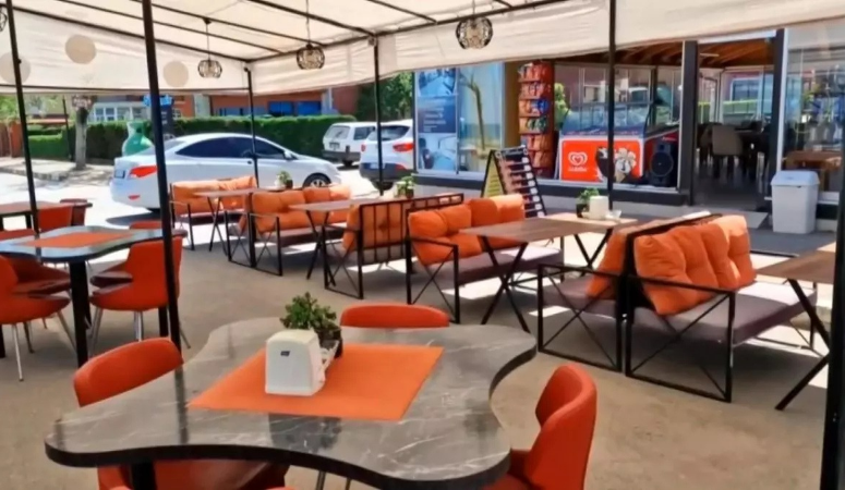 Alkollü olduğu iddia edilen sürücü, gece saatlerinde traktör ile kafenin