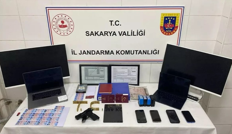 Sakarya’nın Karasu ve Kocaali ilçelerinde gerçekleştirilen sahtecilik operasyonunda, resmi belgelerde