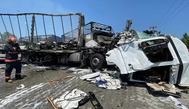 Sakarya’nın Pamukova ilçesinde D-650 karayolunda meydana gelen zincirleme kazada 3