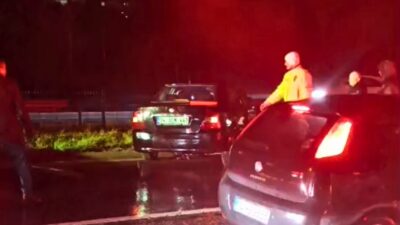 Ferizli yolu Adapazarı yönünde Ferizli bayırında yağmurlu yolda kayarak orta