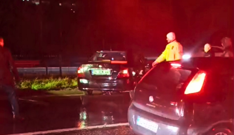 Ferizli Bayırında Yağmurlu Yolda Kayarak Orta rRefüje Girdi Ferizli yolu Adapazarı yönünde Ferizli bayırında yağmurlu yolda kayarak orta