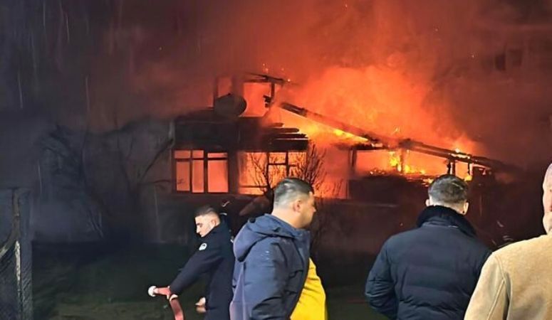 Sapanca Çayiçi’nde Gece Yangını: Ahşap Ev Kullanılamaz Hale Geldi Çayiçi Mahallesi Gümrük Sokak üzerinde bulunan tek katlı ahşap bir