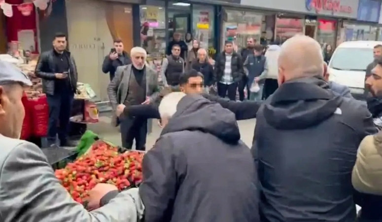 Adapazarı’nda Seyyar Satıcı ile Zabıta Arasında Arbede Dar Sokak’ta yaşanan olayda, iddialara göre Sakarya Büyükşehir Belediyesi zabıta