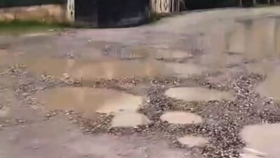 Akyazı Belediyesi’nin Altındere bölgesinde yapılmayan yol çalışmaları, bir vatandaşın çektiği