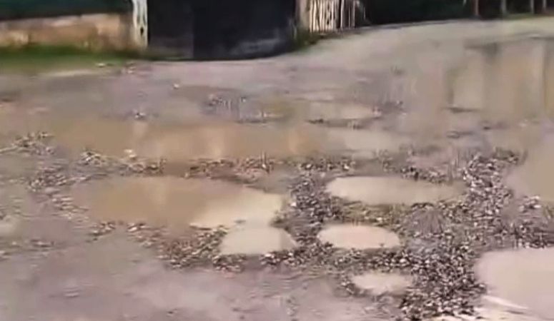 Akyazı Belediyesi’nin Altındere bölgesinde yapılmayan yol çalışmaları, bir vatandaşın çektiği