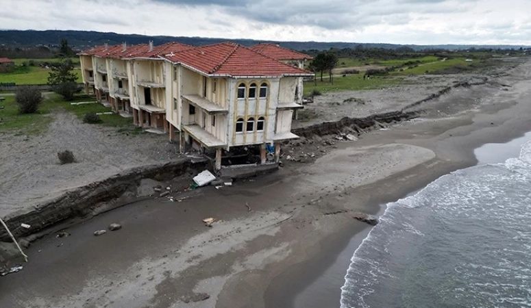 Karasu sahilinde kıyı erozyonu nedeniyle