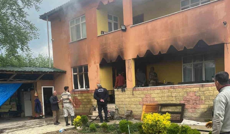 Sakarya’nın Hendek ilçesine bağlı Türbe Mahallesi’nde, iki katlı bir binanın