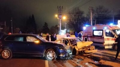 Sapanca, gece saatlerinde ana arterde seyir halindeki bir otomobil, önüne