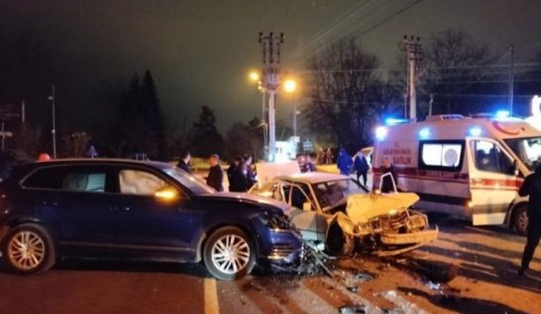 Sapanca, gece saatlerinde ana arterde