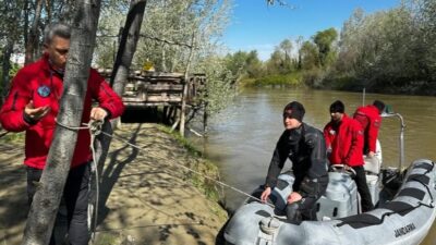 Sakarya Nehri’nde balık tutarken beline bağladığı ipin kopması sonucu akıntıya