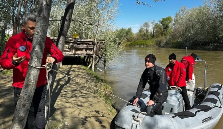 Sakarya Nehri’nde balık tutarken beline