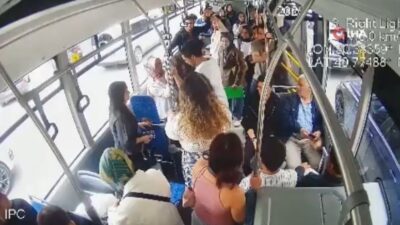 Kentte seyir halindeki bir belediye otobüsünde fenalaşan yolcu, otobüs şoförünün