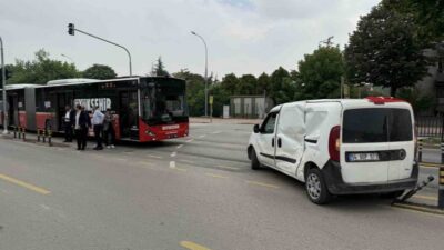 Adapazarı ilçesi Farabi Caddesi üzerinde, bir metrobüs ile hafif ticari