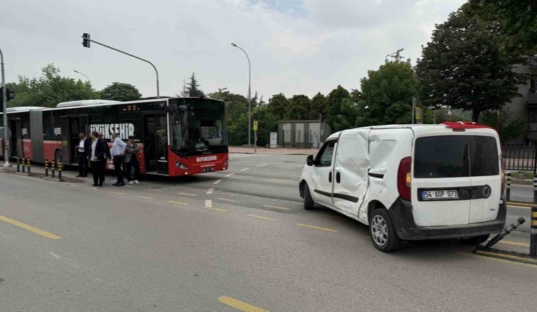 Adapazarı’nda Metrobüs ile Hafif Ticari Araç Çarpıştı: 13 Yaralı Adapazarı ilçesi Farabi Caddesi üzerinde, bir metrobüs ile hafif ticari