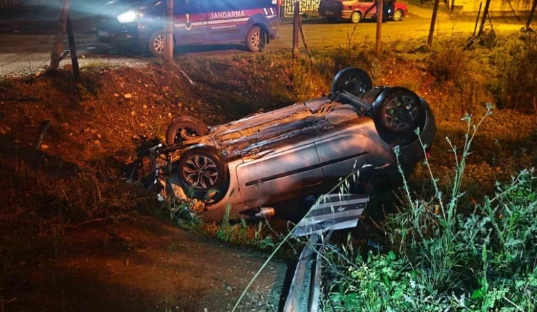 Akyazı’da Kanala Uçan Otomobildeki Şahıslar Olay Yerinden Kaçtı Olay, Karaçalılık Mahallesi mevkiinde yaşandı. Henüz sürücüsü öğrenilemeyen 54 AFR