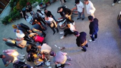 Karasu ilçesinde seyir halindeki bir motosikletin önündeki aracı sollamaya çalışırken
