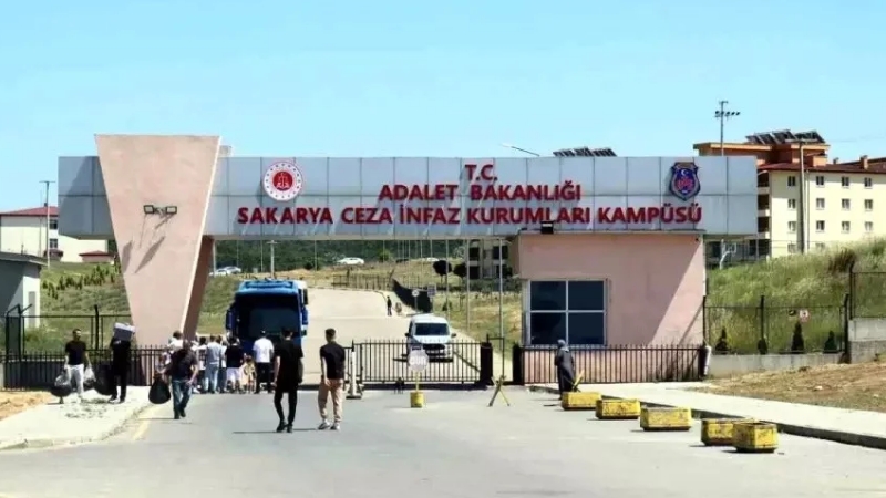 Sakarya'nın Ferizli ilçesindeki Ceza İnfaz Kurumu'nda iki mahkum, farklı zamanlarda