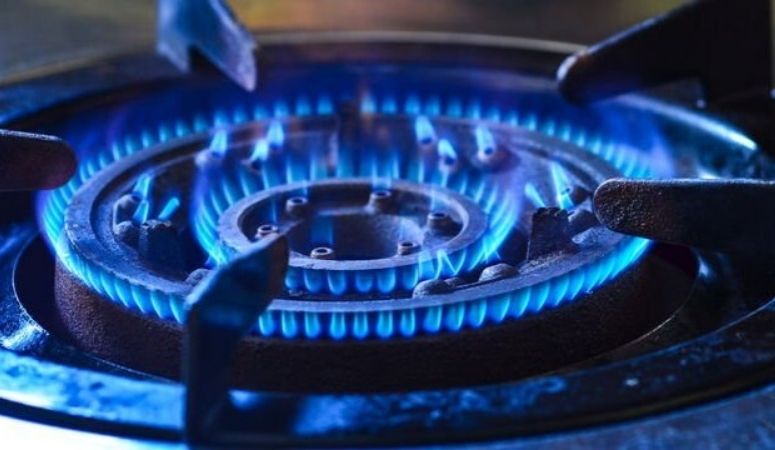 Elektrik ve doğalgaz tarifelerine yeni zamlar yapıldı. Mesken aboneleri için yüzde 25, alçak gerilimden bağlı kamu ve
